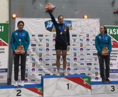 Podium wspinaczkowych zawodów Pucharu Europy. W środku Anna Brożek.