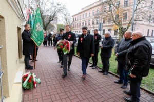 Złożenie kwiatów i zniczy pod tablicą W. Witosa