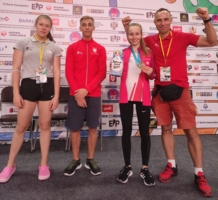 Oskar Szalecki (drugi z lewej) zajął ósme miejsce w Mistrzostwach Świata juniorów młodszych we wspinaczce sportowej w konkurencji na czas