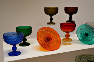 Fragment wystawy „Szklany zawrót głowy. Forma i kolor. Kruchy design PRL-u”