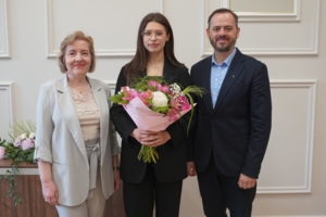 Justyna Słota (w środku) w otoczeniu dr Anety Grochowskiej i rektora AT, dr. hab. Rafała Kurczaba
