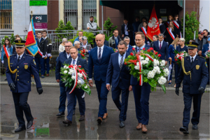 Złożenie kwiatów przed Pomnikiem I Transportu do KL Auschwitz