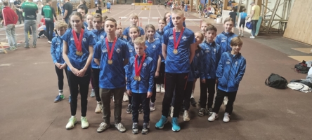 Grupa lekkoatletów AZS PWSZ Tarnów. Na pierwszym planie czwórka medalistów