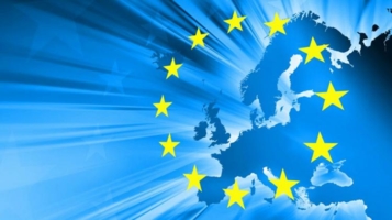 żółte gwiazdy ue na tle mapy Europy
