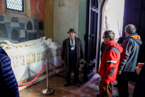 Na zdjęciu znajduje się prof. Tadeusz Mędzelowski przy bozzetto sarkofagu królowej Jadwigi.