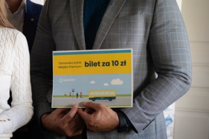 na zdjęciu grafika biletu autobusowego za 10 zł