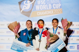 Aleksandra Kałucka na podium zawodów Pucharu Świata w Chamonix