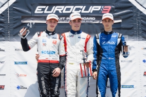 Maciej Gładysz (pierwszy z lewej) na podium po wyścigu na torze Paul Ricard