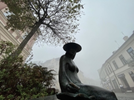 na zdjęciu zamglona ulica Wałowa