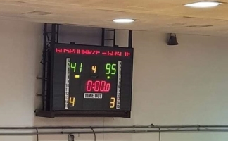 Tablica z wynikiem meczu kadetów B MUKS 1811 Unii Tarnów