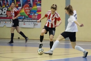 Przy piłce Paulina Wałaszek