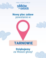 Na zdjęciu napis "Nowy plac zabaw powstanie w Tarnowie" z ogromną, czerwoną pinezką, na białym tle z niebieskimi chrmurkami