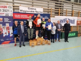 Adam Kieroński (pierwszy z prawej) na podium Grand Prix Polski Weteranów w tenisie stołowym