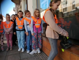 Dziewczynka wieszająca odblask na maszkaronie