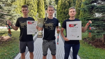 Złoci medaliści wyścigu drużynowego Akademickich Mistrzostw Polski w kolarstwie górskim