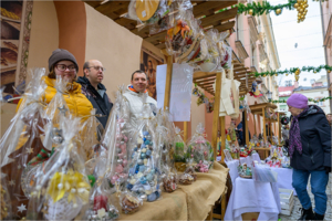 Na zdjęciu ozdoby świateczne dostępne podczas kiermaszu