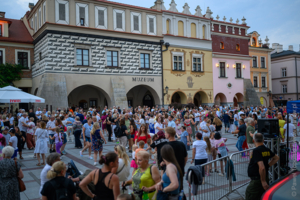 na zdjęciu tańczący ludzie na rynku w Tarnowie