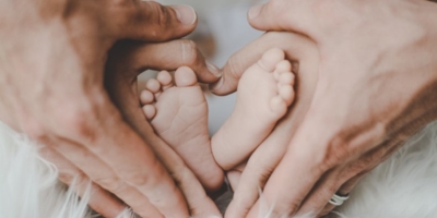 Dłonie rodziców i stópki niemowlaka