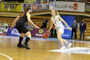 Przy piłce Wiktoria Kuczyńska