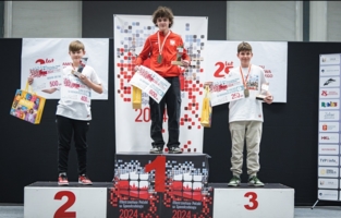 Na najwyższym stopniu podium Eryk Kasperek