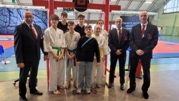 Grupowe zdjęcie zawodników Tarnowskiego Klubu Sportowego Oyama Karate
