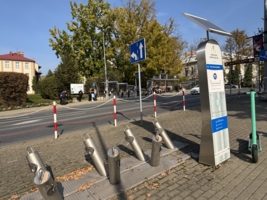 stacja rowerowa, puste stojaki po sezonie