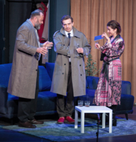 scena ze spektaklu "Pułapka" - na zdjęciu dwóch mężczyzn w płaszczach i kobieta w barwnym szlafroku