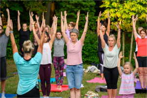 Wakacyjna joga na trawie