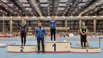 Inga Surowiec (na najwyższym stopniu podium) i trener Jarosław Wałaszek