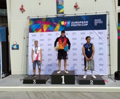 Oskar Szalecki (pierwszy z lewej) na podium wspinaczkowego Pucharu Europy juniorów