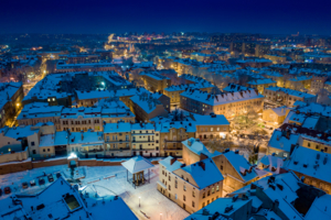 Na zdjęciu Tarnów z lotu ptaka, wieczorem, przykryty śniegiem