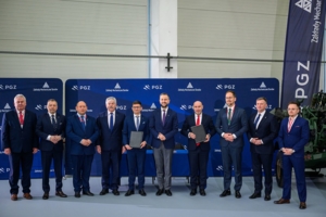 Na zdjęciu osoby uczestniczące w podpisaniu umowy, m.in. Władysław Kosiniak-Kamysz i prezydent Tarnowa, Jakub Kwaśny
