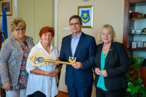 Prezydent Roman Ciepiela i członkinie zarządu Tarnowskiej Rady Seniorów z kluczem do miasta