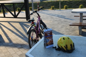 Rower, kask rowerowy i mapa "Trasy rowerowe Pogórza"