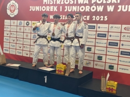 Medaliści Mistrzostw Polski juniorów w judo w kategorii 55 kg. Drugi z lewej Sergiusz Sikorski