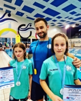 Laura Czuchra i Liliana Książczyk z trenerem Szymonem Szwiecem