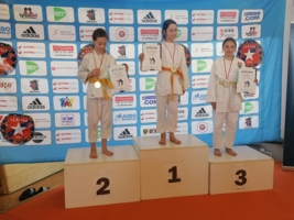 Medalistki Otwartych Mistrzostw Krakowa w judo dzieci w kategorii 32 kg