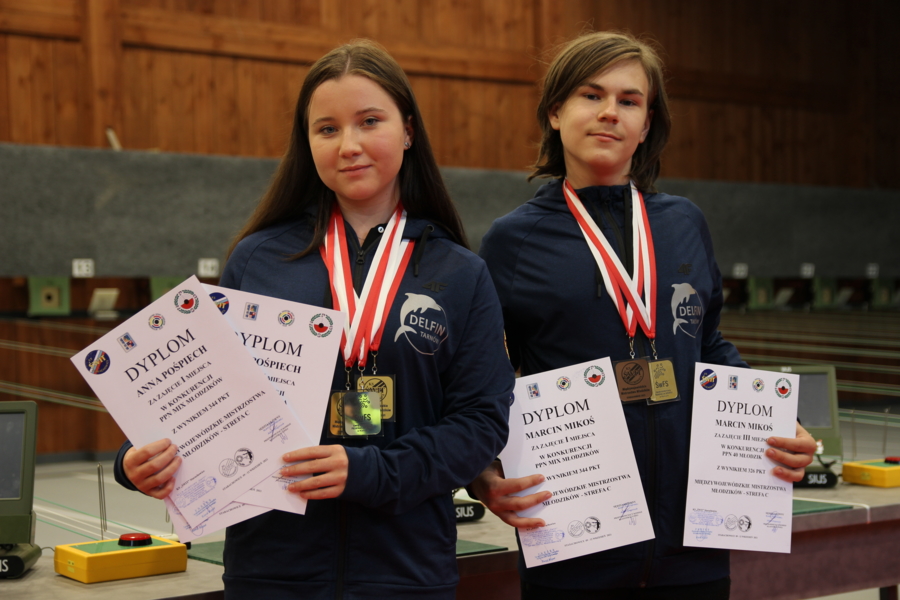 Medaliści Międzywojewódzkich Mistrzostw Młodzików w strzelectwie sportowym: Anna Pośpiech i Marcin Mikoś