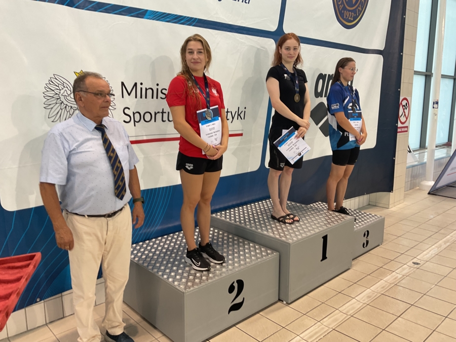Amelia Marek na najwyższym stopniu podium Mistrzostw Polski Juniorów 17-18 letnich w pływaniu