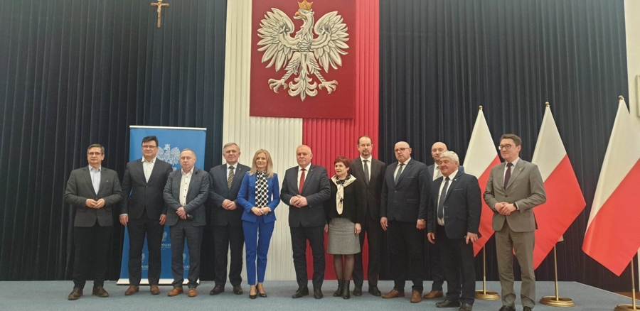 Uczestnicy uroczystości podpisania umów w tarnowskiej delegaturze Małopolskiego Urzędu Wojewódzkiego