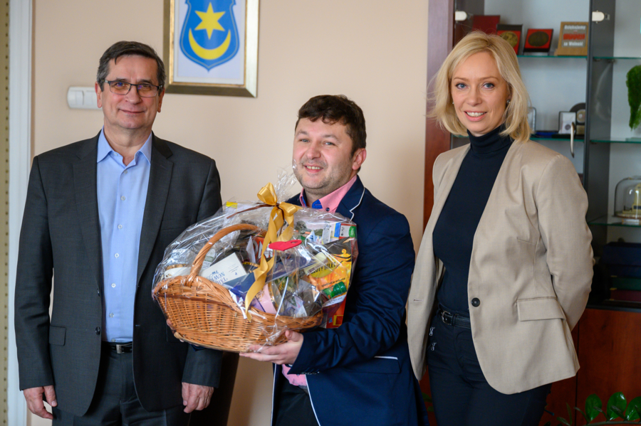Zwycięzca licystacji WOŚP w towarzystwie władz Tarnowa