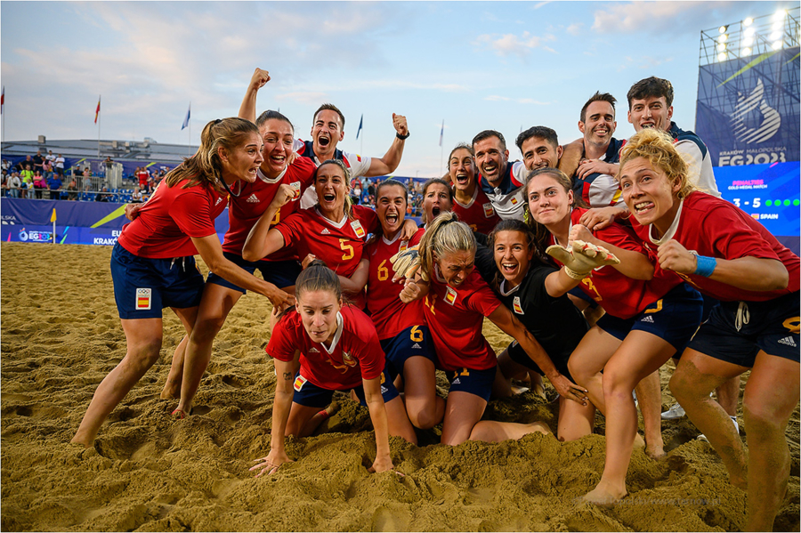 Złote medalistki III Igrzysk Europejskich w plażowej piłce nożnej, reprezentantki Hiszpanii