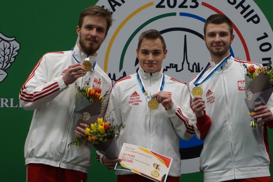 Złoci medaliści z Tallina. Pierwszy z prawej Wiktor Sajdak