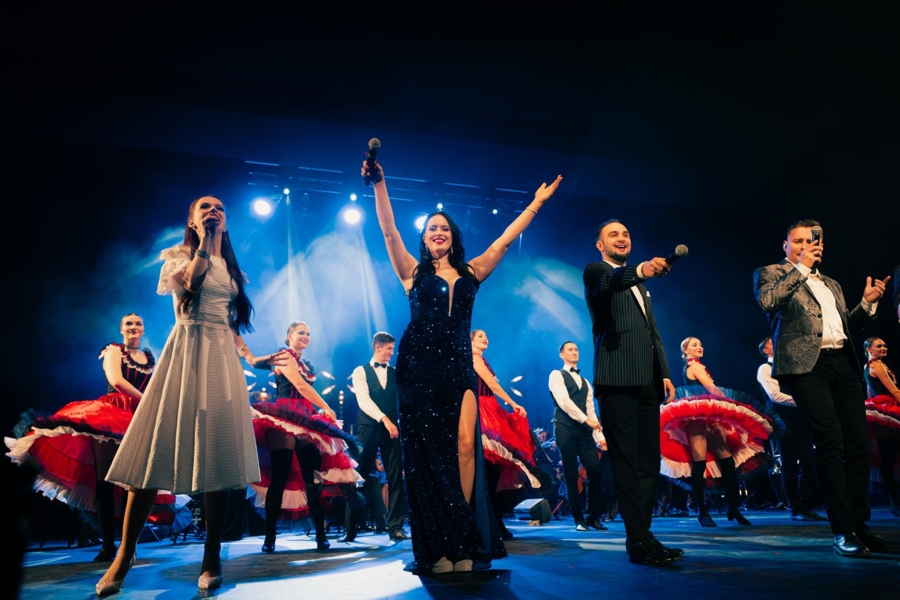 źródło CSM, wokaliści na scenie