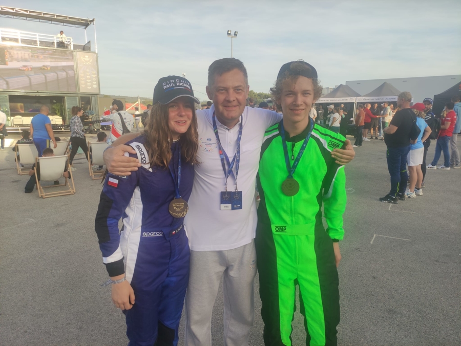 Brązowi medaliści II Igrzysk Sportów Motorowych wraz z prezesem TTSK K-Team, Rafałem Kiwiorem