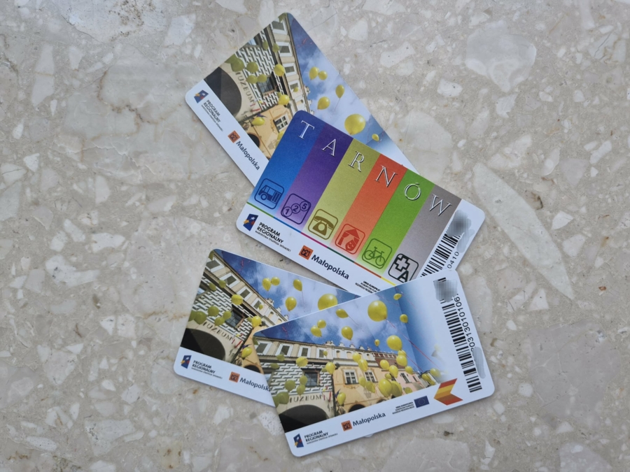 Na zdjęciu cztery karty miejskie