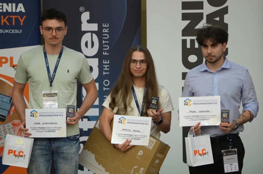 Mateusz Marzec (w środku), mistrz Polski programistów PLC w kategorii TIA EKSPERT.