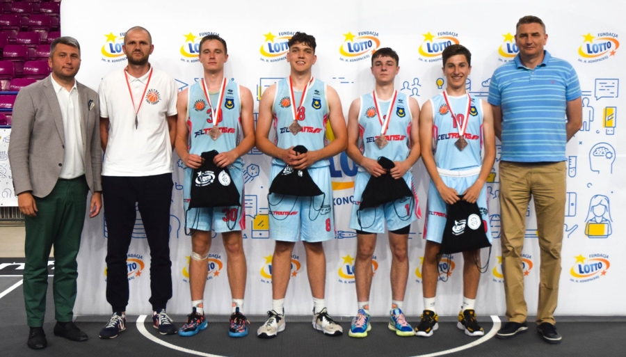 Brązowi medaliści Młodzieżowych Mistrzostw Polski w koszykówce 3x3, ekipa Trzech Kumpli