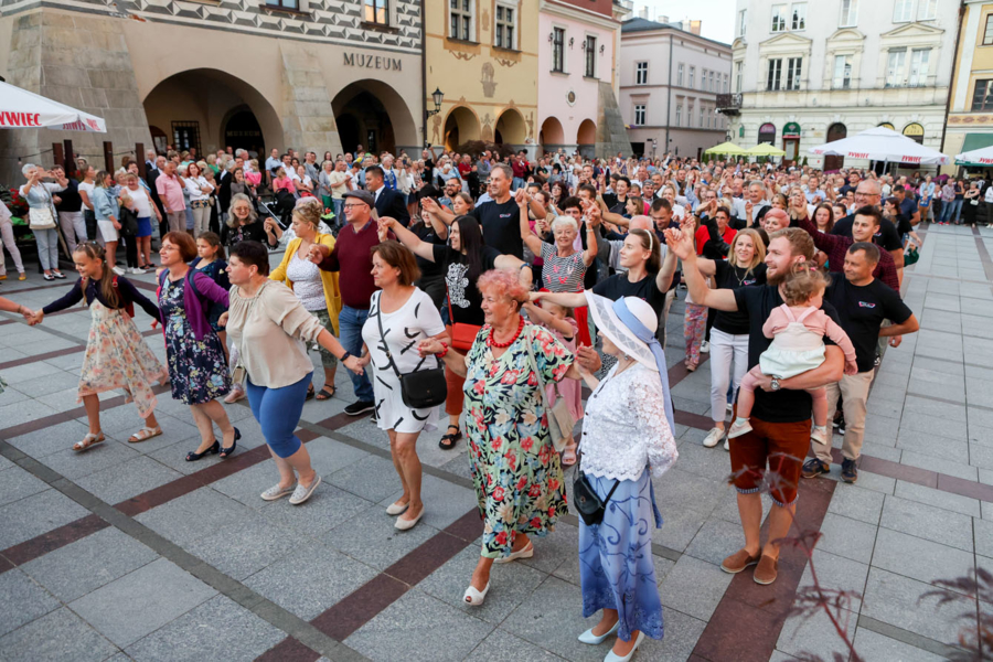 mieszkańcy tańczą poloneza na rynku