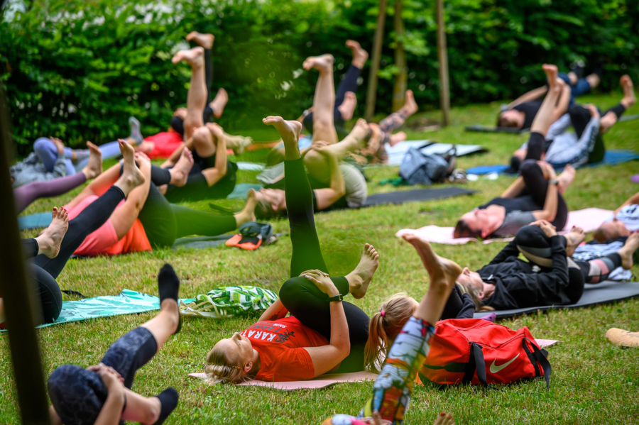 Zajęcia wakacyjnej jogi na trawie